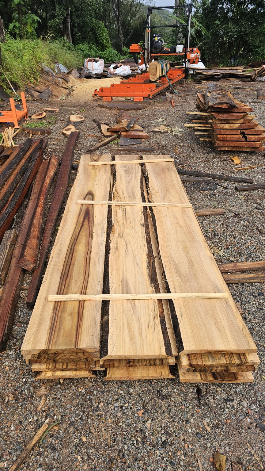 Stacked sawn slabs with spacers